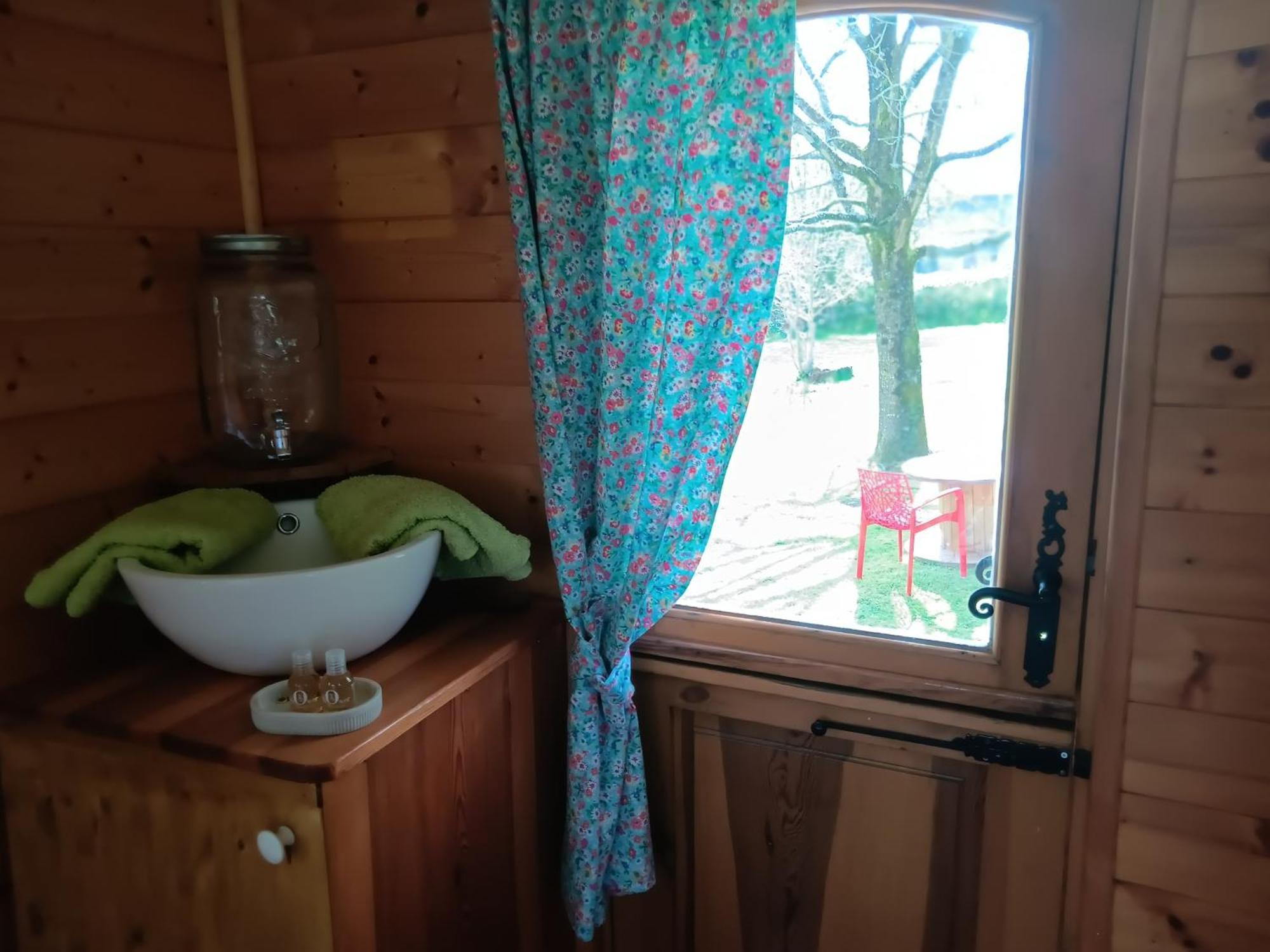 Le Val Daniniere B&B Adult Only Le Mesnil-Garnier المظهر الخارجي الصورة
